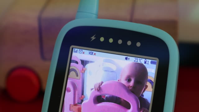 Baby-Boy-im-Monitor-Babyphone