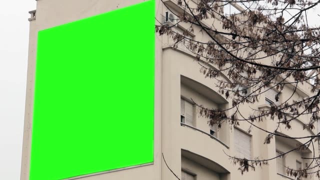 Cartelera-con-pantalla-verde-en-un-edificio.