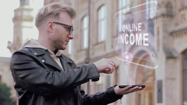 Kluger-junger-Mann-mit-Brille-zeigt-eine-konzeptionelle-Hologramm-Online-Einkommen