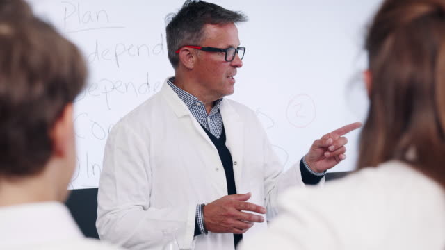 Männlichen-Wissenschaft-Gymnasiallehrer-vor-Whiteboard-Lehre-Lektion
