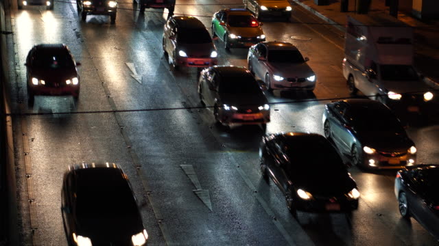 Atasco-de-tráfico-de-coches-en-concurrida-Avenida-de-noche