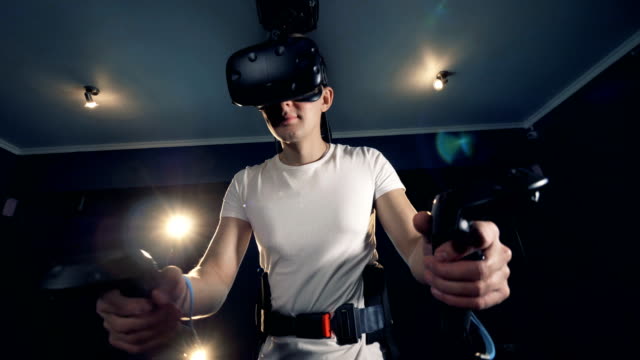 Ausgerüsteter-Teenager-Kerl-erforscht-virtuelle-Realität-mit-Hilfe-eines-Simulators
