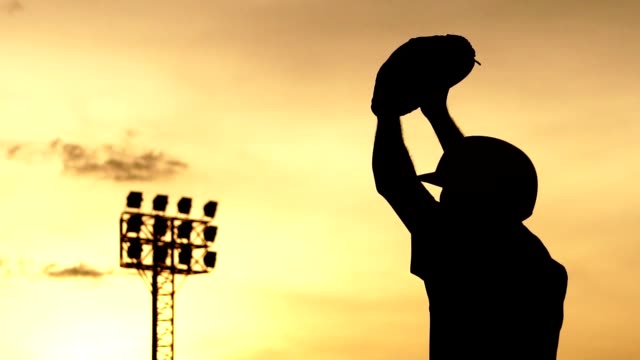 Silhouette-Baseball-Athleten-trainieren-hart-mit-dem-Sonnenuntergang