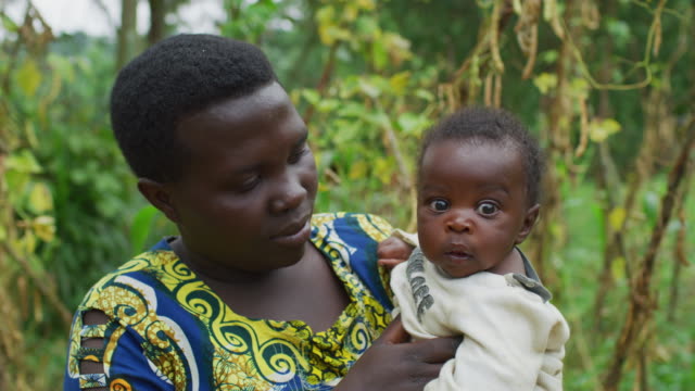 Mujer-africana-sosteniendo-a-su-bebé