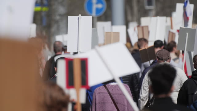 Massenaktivisten-bei-einer-Kundgebung-mit-Plakaten-sind-auf-der-Straße-Wanderbanner-Italien-4K