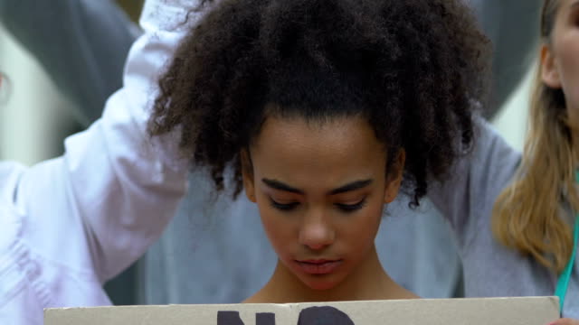 Verärgertes-Mädchen-hält-Banner-mit-no-harassment-slogan,-against-domestic-violence