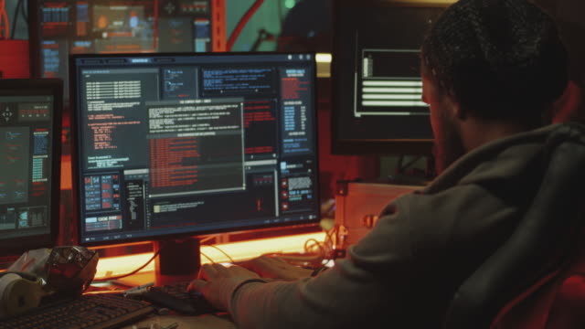 Junge-Hacker-Codierung-auf-seinem-Computer