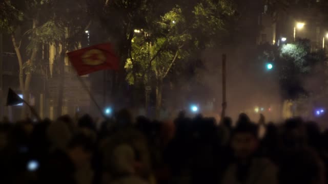 Revolutionäre-rote-Flagge-während-eines-Protestaufstandes-in-den-Straßen-einer-Stadt
