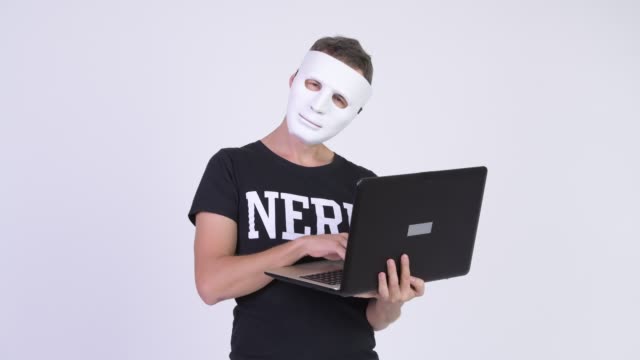 Nerd-Mann-mit-weißer-Maske-als-Computer-Hacker