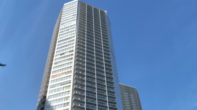 Un-condominio-de-gran-altura-en-la-ciudad-de-Tokio