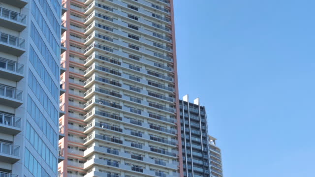 Ventanas-y-porches-del-apartamento-de-gran-altura-en-Tokio