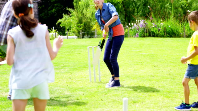 Cricket-juego-familia-feliz
