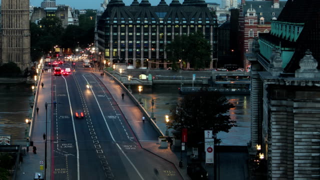 Big-Ben-Sonnenaufgang-über-Westminster-Brücke-Neigung-oben-links-timelapse