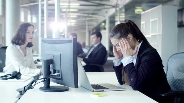 Erschöpfte-und-gestresste-weibliche-Arbeiter-am-Arbeitsplatz-im-Büro.