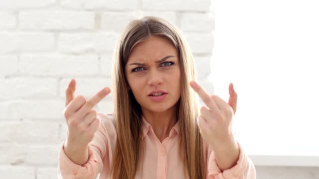 Chica-mostrando-el-dedo-medio-en-ira