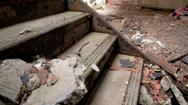 CLOSE-UP:-Detail-des-zerstörten-gebrochene-Steintreppe-in-verfallenden-verlassenen-Burg