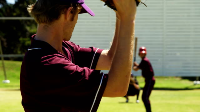 Jugadores-de-béisbol-pitching-ball-durante-la-sesión-de-práctica