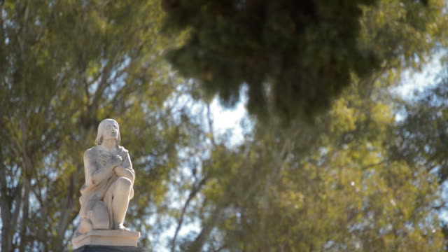 Estatua-de-hombre-afligido-orando-en-la-tumba-de-un-cementerio