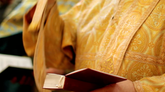 Sacerdote-ortodoxo-orando-por-la-salud-de-las-personas-y-de-transmitir-a-la-lectura-de-Evangelio