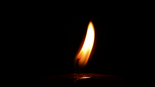Kerzenschein-mit-schwarzem-Hintergrund