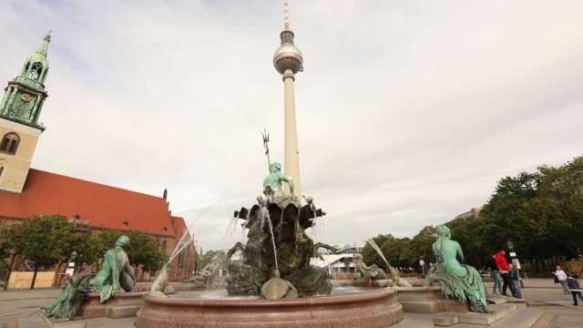 Neptunbrunnen-Berlin,-Neptune-Fountain-in-Berlin,-Germany