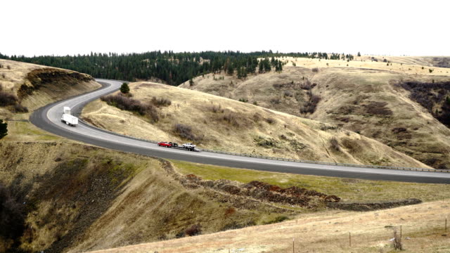 Automóviles-y-camiones-hacen-la-curva-inclinada-Oregon-Highway-que-sube