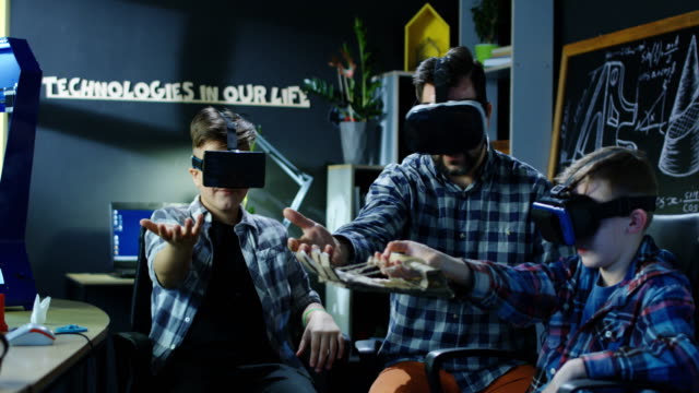 Niños-examinan-la-tecnología-VR-en-laboratorio