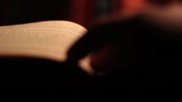 Close-Up-de-hojear-una-Biblia-vieja-andrajosa