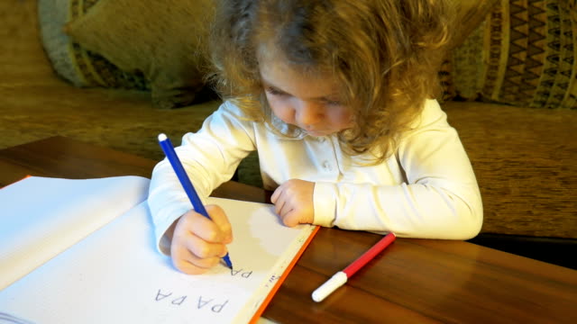 Сhild-lernt,-Wörter,-Bildung-zu-Hause-zu-schreiben