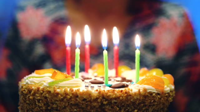 Velas-de-cumpleaños-de-la-torta-soplada-hacia-fuera-en-camara-lenta-de-4-k