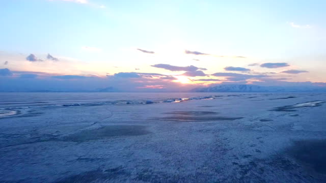 Volando-sobre-el-mar-o-mar-helado-por-helicóptero.