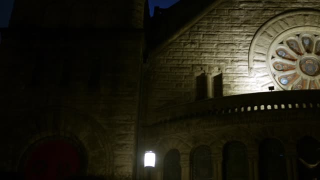Eine-gotische-Kirche-in-der-Nacht-mit-schönen-runden-Fleck-Glasfenster