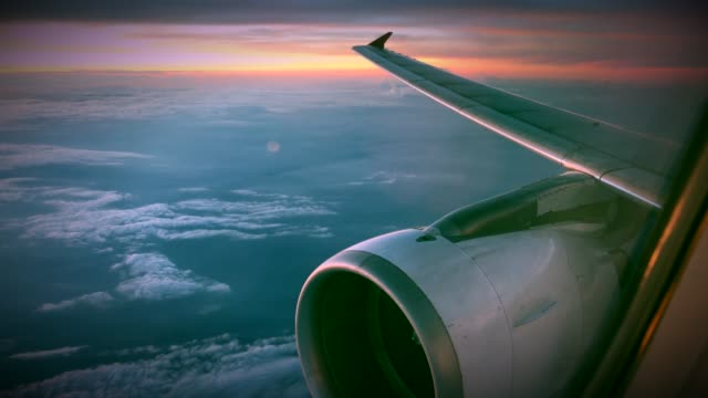 Concepto-de-ventana-de-vista-de-avión.-Ver-en-avión-de-ventana-ver-motor-y-ala-en-la-nube-y-azul-cielo-o-azul-cielo-en-la-tierra-hermosa.