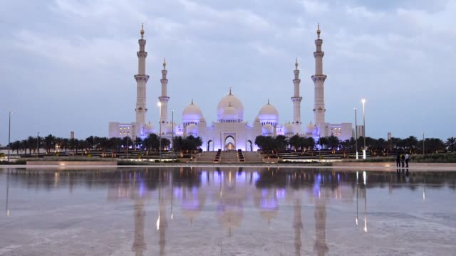 Sonnenaufgang-am-ersten-Tag-des-Ramadan-2018-an-Scheich-Zayid-Moschee-in-Abu-Dhabi,-Vereinigte-Arabische-Emirate