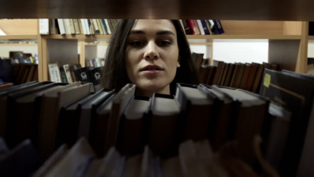 Studentin-findet-ein-Buch-in-der-Bibliothek