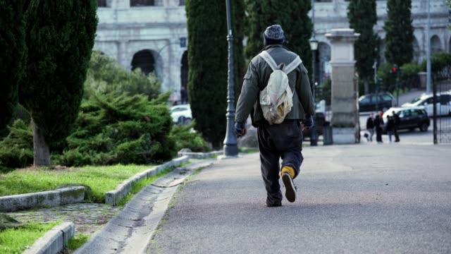 Einsame-Obdachlose-zu-Fuß-für-die-Straße-von-Rom