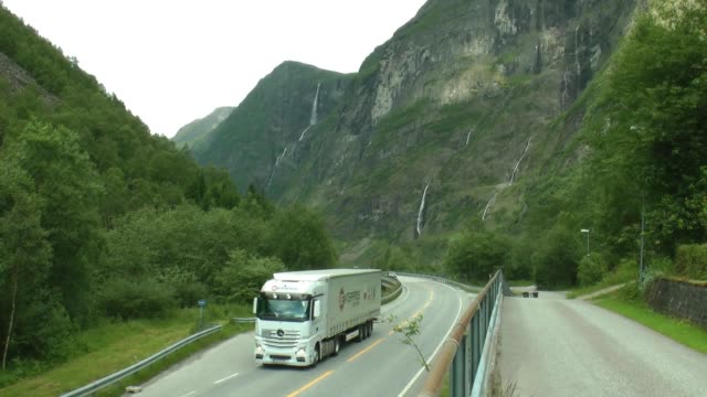 Straße-zwischen-Bergen-in-der-norwegischen.-Tourismus-Urlaub-und-Reisen.