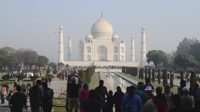 Indien---Februar-2018:-Die-Ansicht-des-Taj-Mahal-bei-Sonnenaufgang,-Agra.