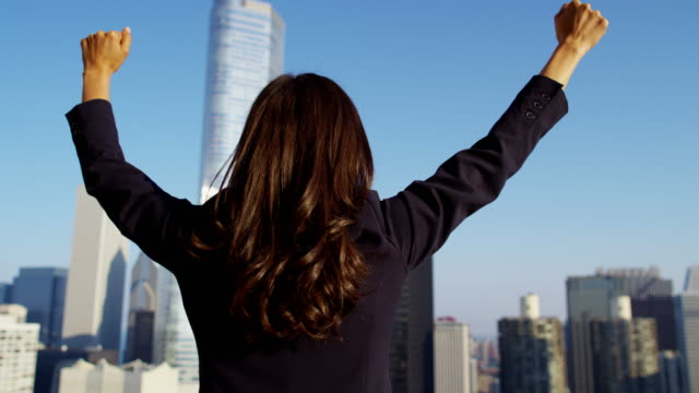 Lateinamerikanische-Frauen-Businessmanager-auf-Chicago-auf-dem-Dach