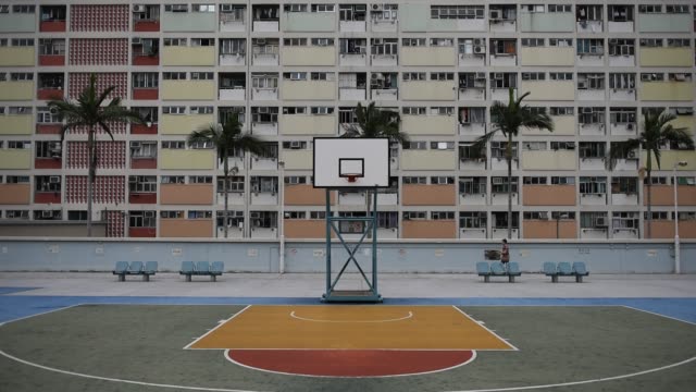 Bunte-Basketballplatz-in-Choi-Hung---Hong-Kong