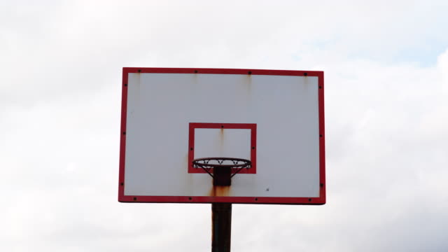 Basketball-Korb-auf-Wolken-Himmelshintergrund