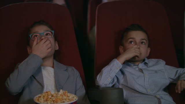 Junge-Zuschauer-Film-im-Kino.-Unterhaltung-für-Kinder