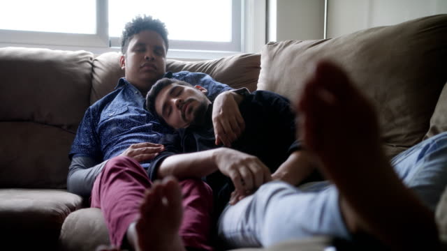 Junge-schwule-Männer-schlafen-und-entspannen-auf-dem-Sofa-zu-Hause