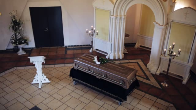 ataúd-en-el-funeral-en-la-iglesia-ortodoxa