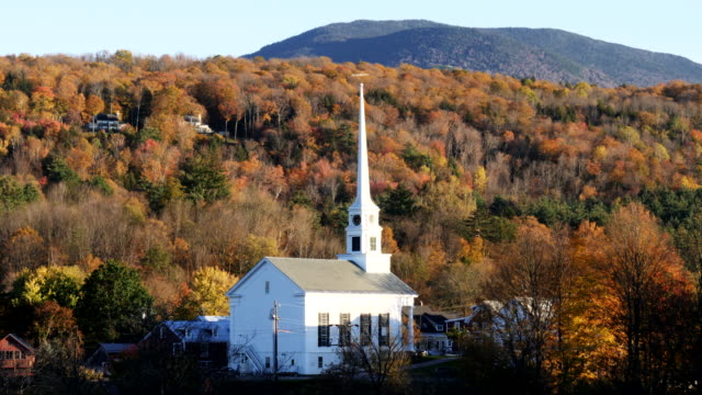 Verschieben-einer-Kirche-in-Stowe,-Vermont-und-ein-Hügel-mit-Herbstlaub