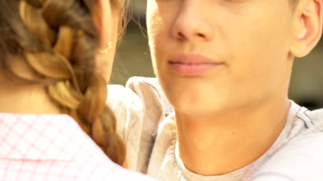 Boy-umarmt-Girl-und-Blick-in-die-Kamera,-Verrat-in-Beziehung,-Gesicht-closeup
