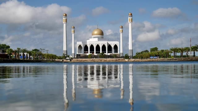 Footage-beautiful-mosque-and-reflection