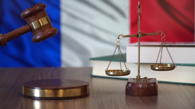 Gerechtigkeit-für-Frankreich-Gesetze-im-französischen-Hof