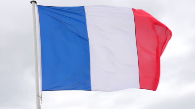 Echte-französische-Flagge-im-Wind-in-Zeitlupe