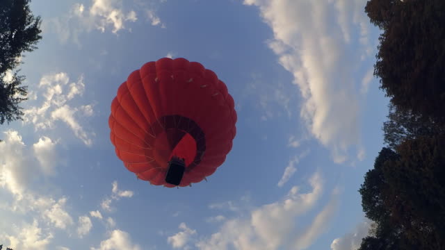 Elevar-un-globo-aerostático-globo-de-aire-rojo-en-el-cielo